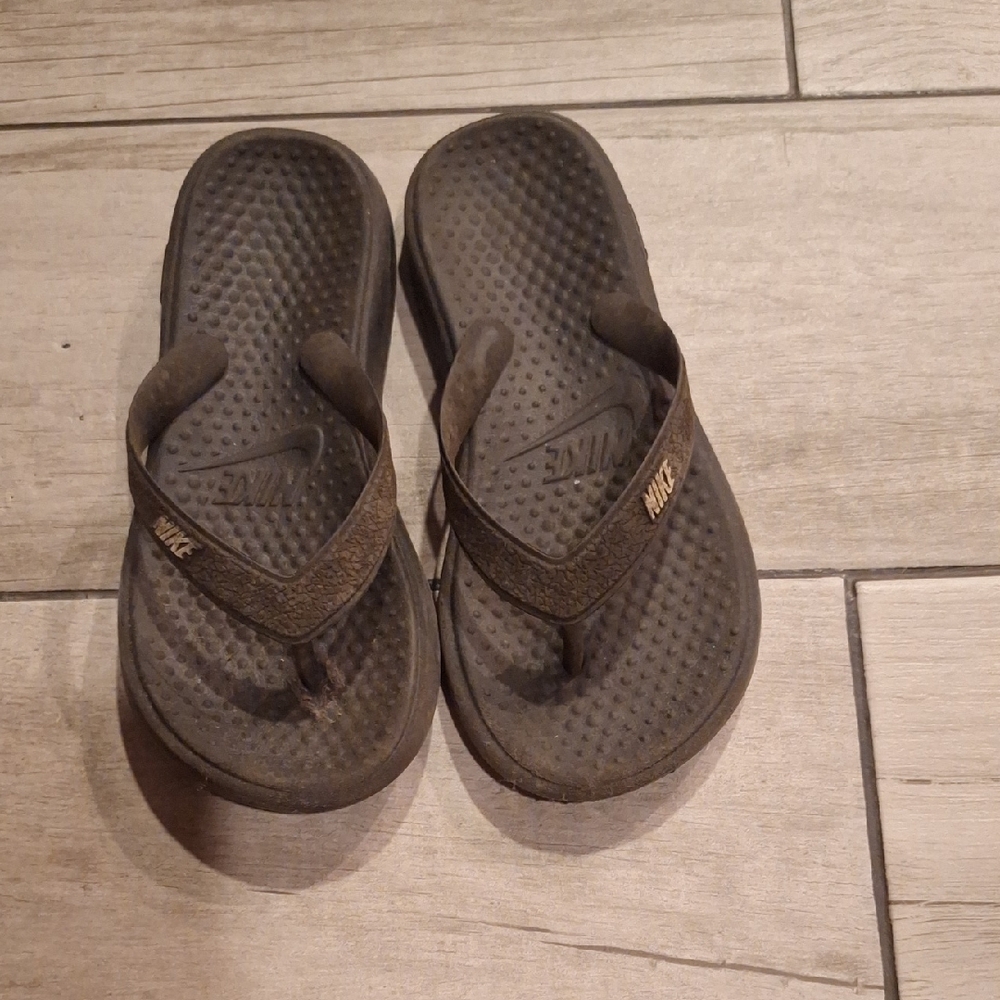 🐣Nike Chocolate Brown Flip Flops🐣